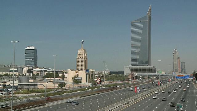 阿拉伯联合酋长国迪拜，谢赫扎耶德路，硬石咖啡馆，AAM塔(Arenco塔)和Burj Al Arab的交通状况视频下载