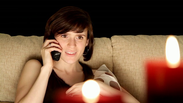 女人在烛光下讲电话视频下载