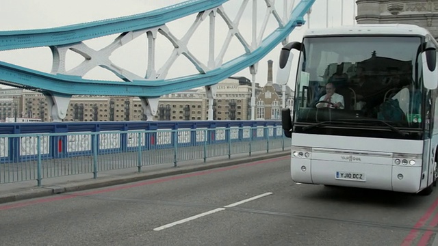 英国伦敦塔桥上的交通视频素材