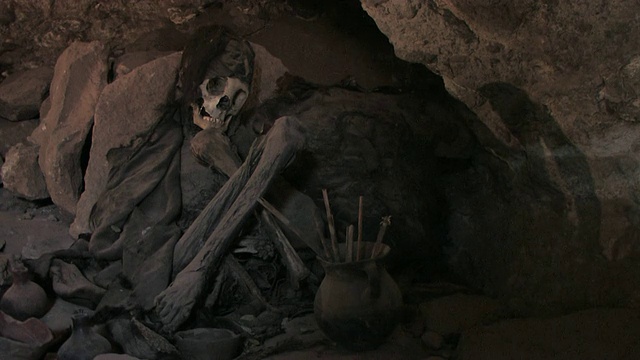 MS木乃伊头骨，弯曲的腿和包裹在布/ Coquesa，波托西，玻利维亚视频下载