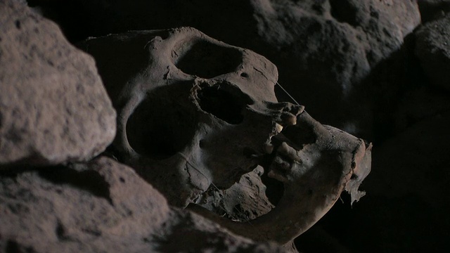 CU木乃伊头盖骨和周围的岩石/科奎萨，波托西，玻利维亚视频下载