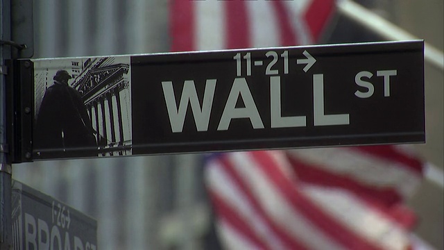 CU华尔街标志与纽约证券交易所和旗帜背景/美国纽约城市视频素材