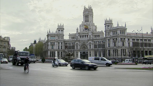 西班牙马德里，交通拥挤的车辆正从现在被称为马德里市政厅的Palacio de Comunicaciones前经过视频素材