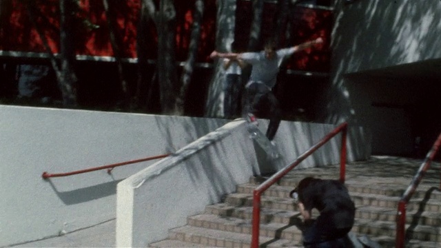 一名滑冰者滑到栏杆上，滑下来，在朋友们拍摄下他的时候，他在底部被擦得一干不净视频下载