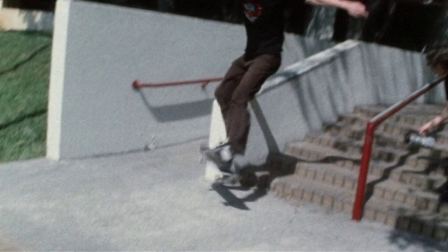 溜冰者滑下栏杆，被朋友拍下/抓住脚的疼痛视频素材