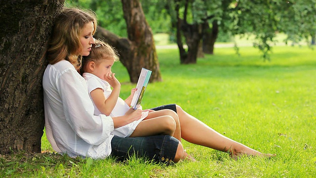 妈妈和女儿在公园看书视频素材