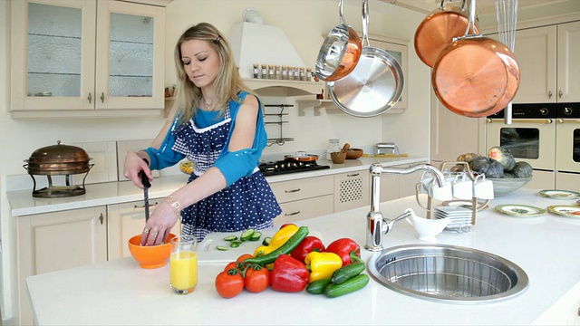 女人在厨房里做蔬菜沙拉视频下载