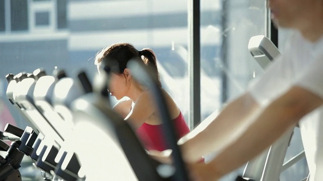 MS TU DS男人和女人在健身房锻炼/温哥华，不列颠哥伦比亚省，加拿大视频下载