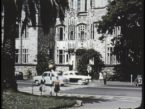 1955蒙太奇WS MS CU学生阅读，站在教学楼外，人们走在街上，老师在户外讲课，年轻人在户外读书/新西兰/音频视频素材