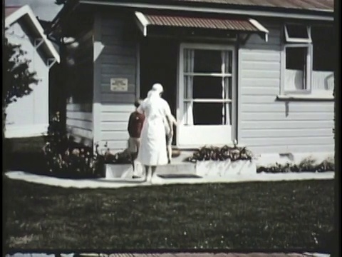 1955蒙太奇WS MS CU护士带着两个孩子走进牙医办公室，女牙医检查男孩的牙齿/新西兰/音频视频素材