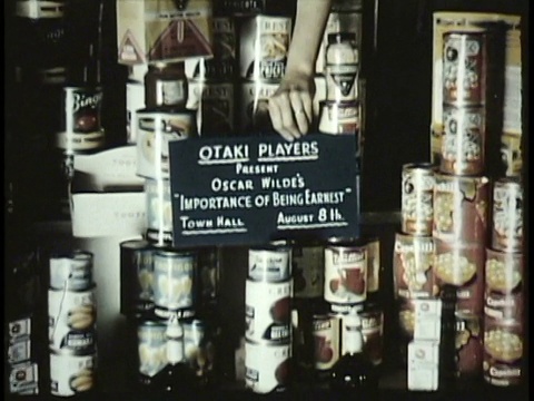 1955蒙太奇女士梓居人从卡车上卸下仪器，人在商店的窗口放置信息标志/新西兰/音频视频素材