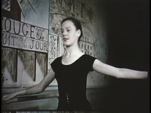 1955 MONTAGE MS CU两名女子在舞蹈工作室练习芭蕾舞，老师在旁边。新西兰/音频视频素材