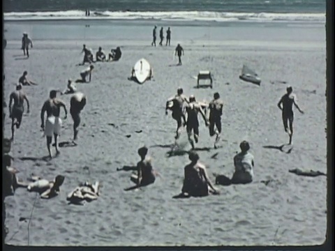 1955蒙太奇WS PAN MS救生员与冲浪板在海滩上跑步，练习/新西兰/音频视频下载