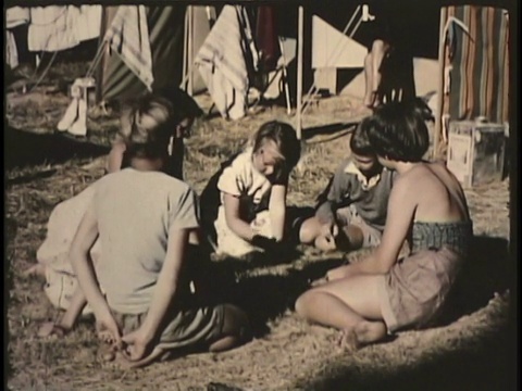 1955蒙太奇WS HA MS人在营地，孩子们坐在地上玩耍/新西兰/音频视频素材