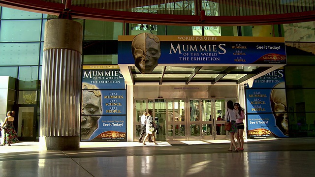 美国加州洛杉矶，加州科学中心的WS南入口，展出了世界博物馆历史上最长的木乃伊展视频下载
