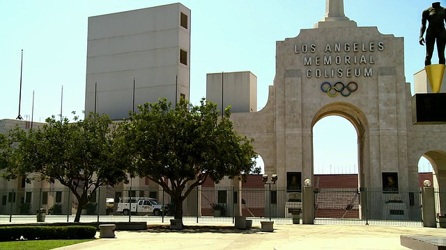 洛杉矶纪念体育馆的前门，1932年和1984年夏季奥运会的所在地，南加州大学特洛伊足球队的所在地/洛杉矶，加利福尼亚州，美国视频素材