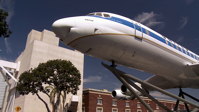 WS PAN United DC8麦道飞机制造于20世纪60年代，安装在加州科学中心(美国加州洛杉矶)外的高架基座上视频下载