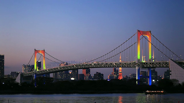 黄昏的WS彩虹桥，背景为东京塔的天际线/日本东京港区视频下载