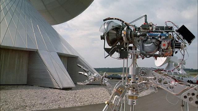 CU机器人在射电望远镜前移动视频下载