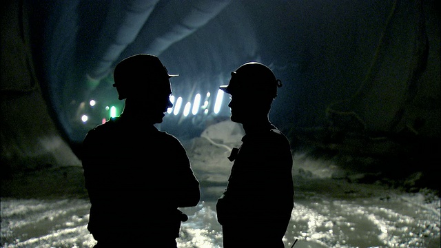 两名工人在地下隧道工地交谈的剪影/阿姆斯特格，乌里坎顿，瑞士视频下载