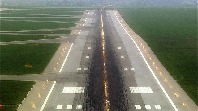 空中降落在奥地利下奥地利Schwechat机场跑道上视频下载
