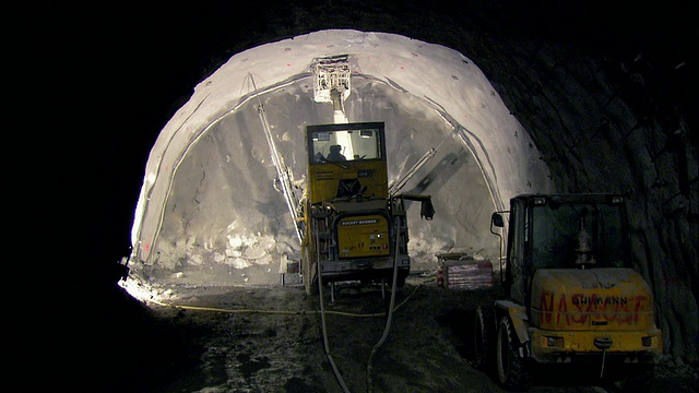 正在施工的隧道中推土机/阿姆斯特格，乌里坎顿，瑞士视频下载