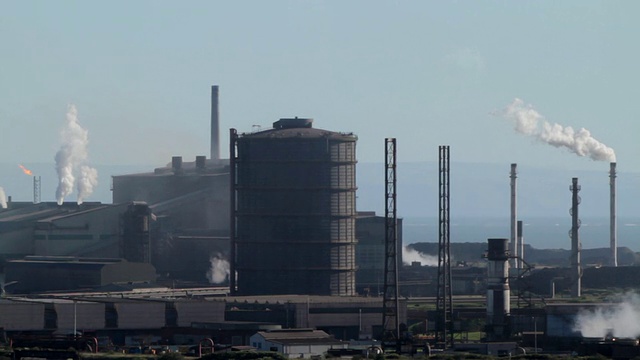 英国威尔士格拉摩根钢铁厂/塔尔伯特港的制高点视频素材