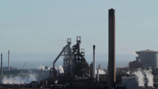 从高处俯瞰高炉和蒸汽的WS剪影/塔伯特港，格拉摩根，威尔士，英国视频素材