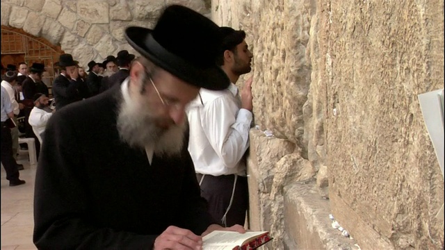 近距离观看在哭墙(耶路撒冷)祈祷的男子视频下载
