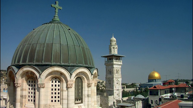 近圆顶的岩石/缩小宽镜头教堂圆顶和塔/耶路撒冷视频下载