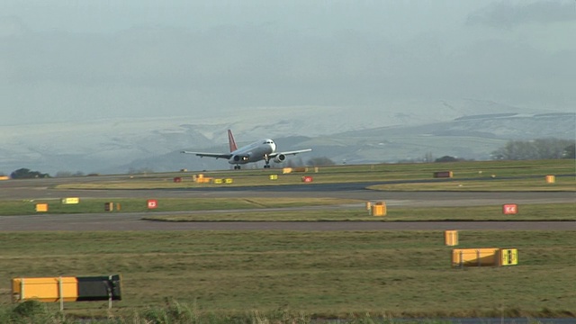 飞机在机场降落-高清和PAL视频素材
