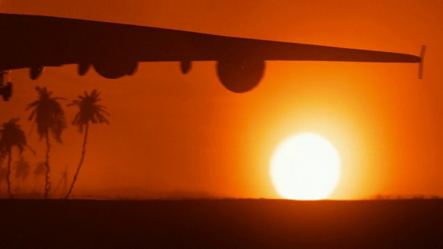 一架喷气式飞机降落在非洲，伴随着金色的落日视频下载