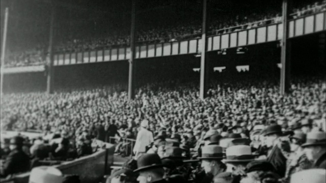 巨大的人群参加棒球比赛/纽约，美国视频下载