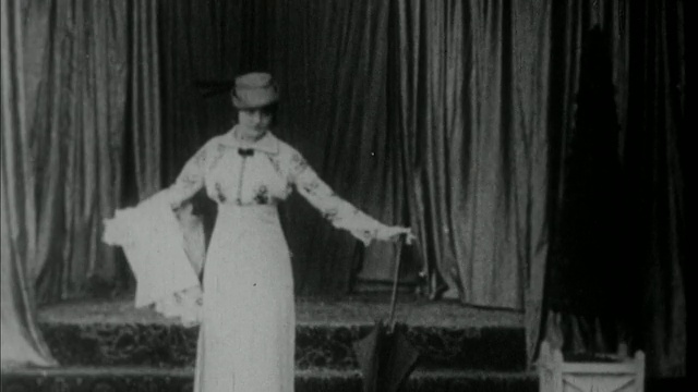 1920年代B/W WS模型展示优雅的服装/美国视频下载