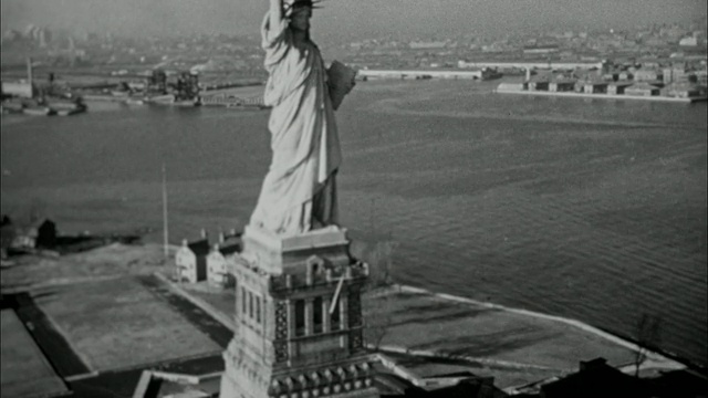 20世纪40年代黑白蒙太奇自由女神像/美国纽约视频下载