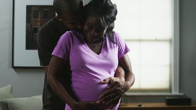 ZI Man女士和孕妇拥抱/ Orem，犹他州，美国视频素材