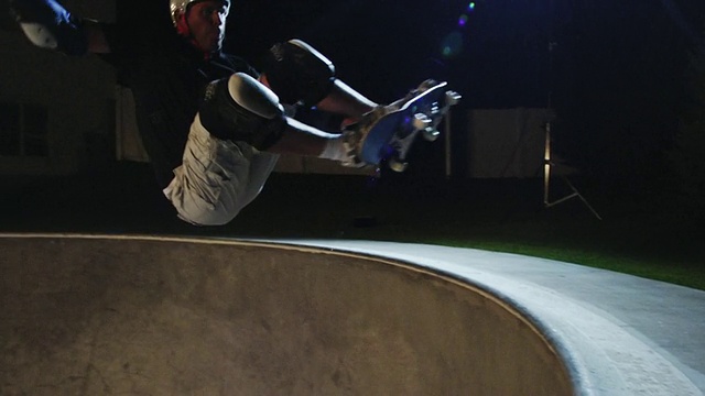 WS PAN SLO MO滑板滑坡道在滑板公园晚上/ Orem，犹他州，美国视频下载