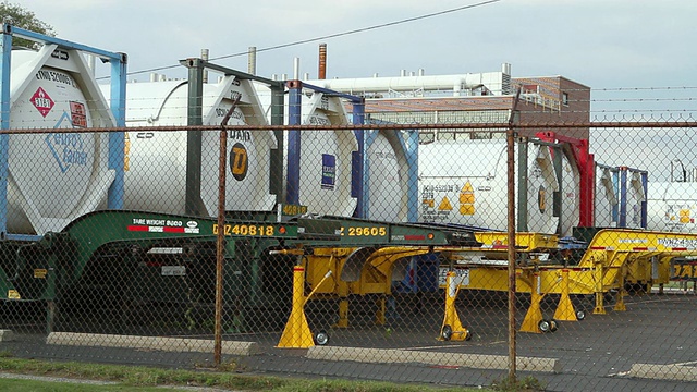 美国纽约州布法罗，装有化学品集装箱的卡车视频下载