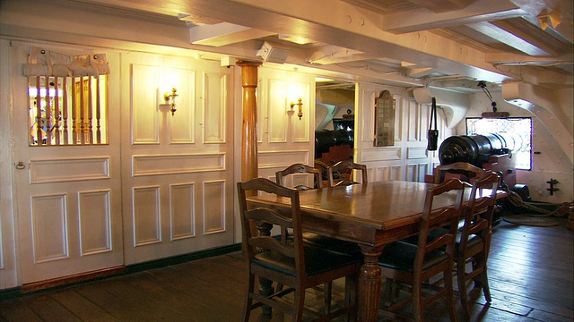 1797年，美国马萨诸塞州波士顿，美国宪法号舰长舱内的餐厅(“老Ironside”)视频下载