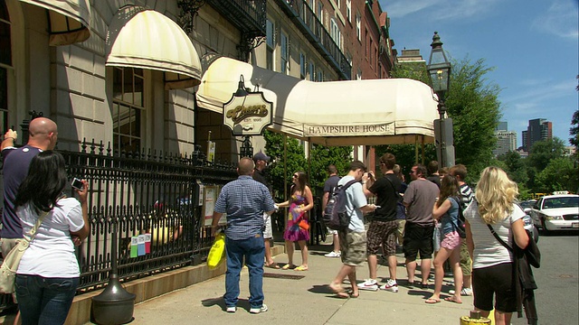 美国马萨诸塞州波士顿市，比肯山住宅区，人们聚集在比肯街的干杯酒吧前视频下载