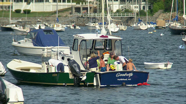 美国马塞诸塞州马布尔黑德港，WS一家在码头上的船上休息视频下载