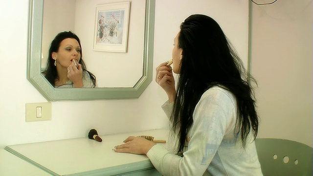 女人对着镜子涂口红视频下载