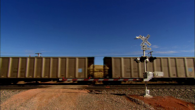 宽镜头火车通过铁路过境/电子屏障抬高/谢里丹，怀俄明州视频下载