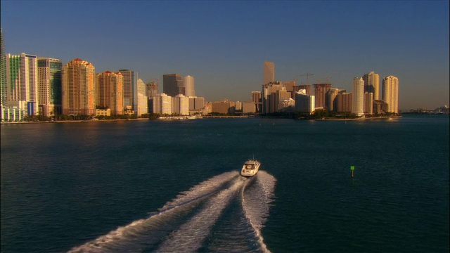 鸟瞰图跟踪射击快艇沿着布里克尔基/迈阿密，佛罗里达视频下载