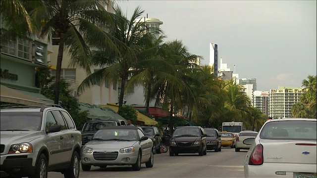 迈阿密海洋大道/南海滩上的交通和建筑视频素材