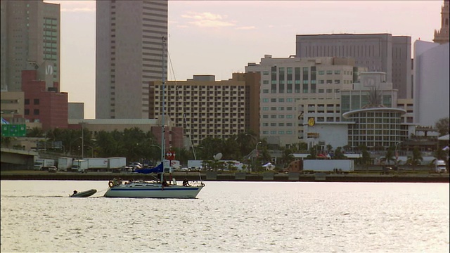在比斯坎湾航行的帆船经过美国航空竞技场的海岸/佛罗里达州迈阿密视频下载