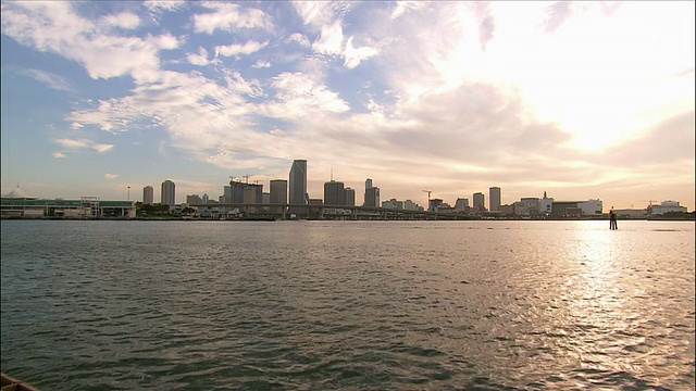 迈阿密的天际线横跨比斯坎湾/迈阿密，佛罗里达视频下载