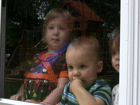 三个孩子透过玻璃看雨视频下载