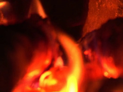 火在烟囱里燃烧(可循环，特写，含声音，PAL)视频素材