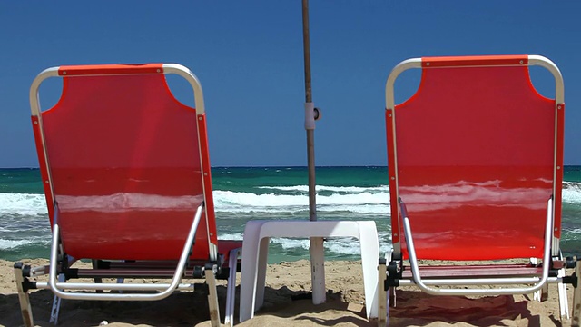 HD:沙滩上的太阳椅和雨伞视频素材